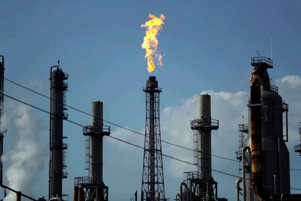 Πώς η τιμή του πετρελαίου γίνεται «θηλιά» για τη Ρωσία - Media