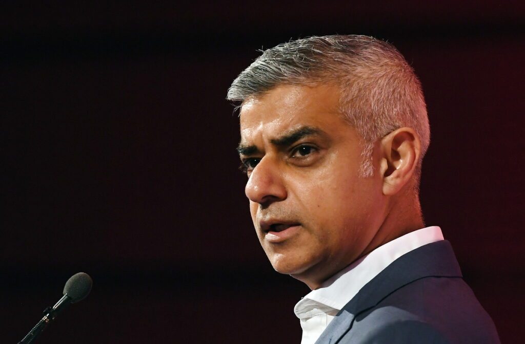 Ο δήμαρχος του Λονδίνου Σαντίκ Χαν παρότρυνε τους δημότες της βρετανικής πρωτεύουσας, να παραμείνουν στα σπίτια τους - Media