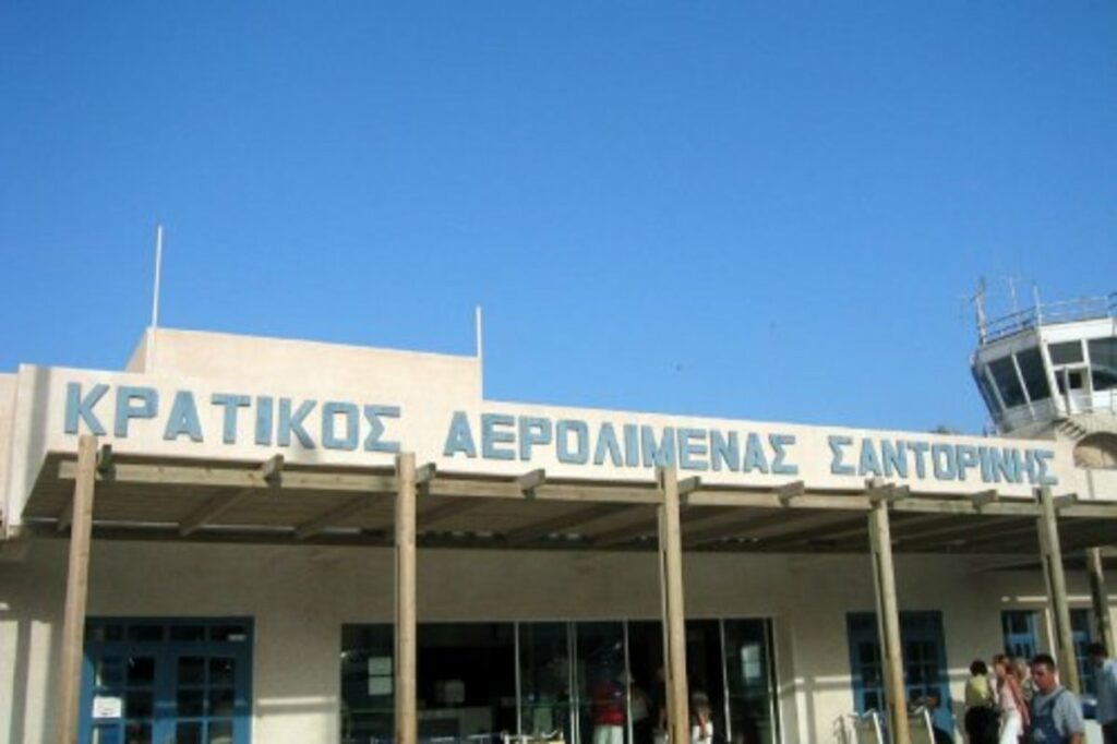 Περιπέτεια για επιβάτες πτήσης στη Σαντορίνη: Φοβήθηκαν για κορωνοϊό αλλά ήταν… γαστρεντερίτιδα - Media