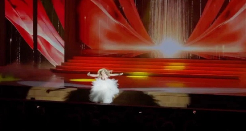 Τραγουδίστρια πέφτει από τη σκηνή από ύψος 3 μέτρων αλλά σαν σωστή επαγγελματίας συνεχίζει να τραγουδά (Video) - Media