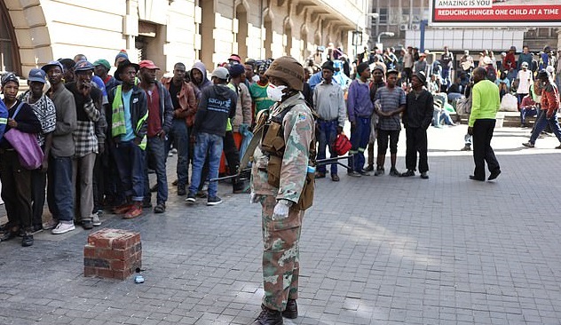 Χάος στη Νότια Αφρική λόγω κορωνοϊου – Ποδοπατούνται στα σούπερ μάρκετ – Ο στρατός στους δρόμους (Video) - Media