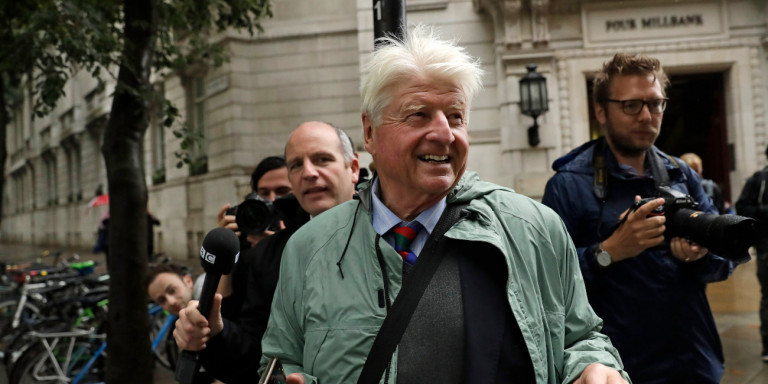 Ο πατέρας του Μπόρις Τζόνσον μένει...ΕΕ! -Έκανε αίτηση για γαλλικό διαβατήριο - Media