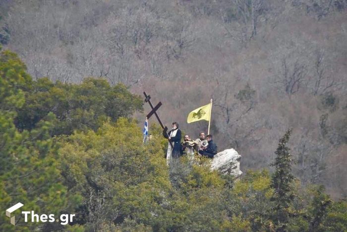 Θεσσαλονίκη: Έκαναν λειτουργία σε βουνό με μεγάφωνο για να παρακάμψουν την απαγόρευση - Media