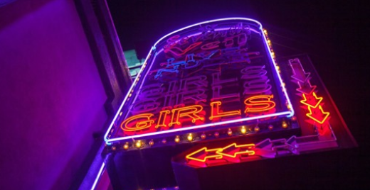 Στριπ κλαμπ στο Πόρτλαντ κλείνει λόγω του ιού και βάζει τις χορεύτριες να κάνουν ντελίβερι φαγητού - Media