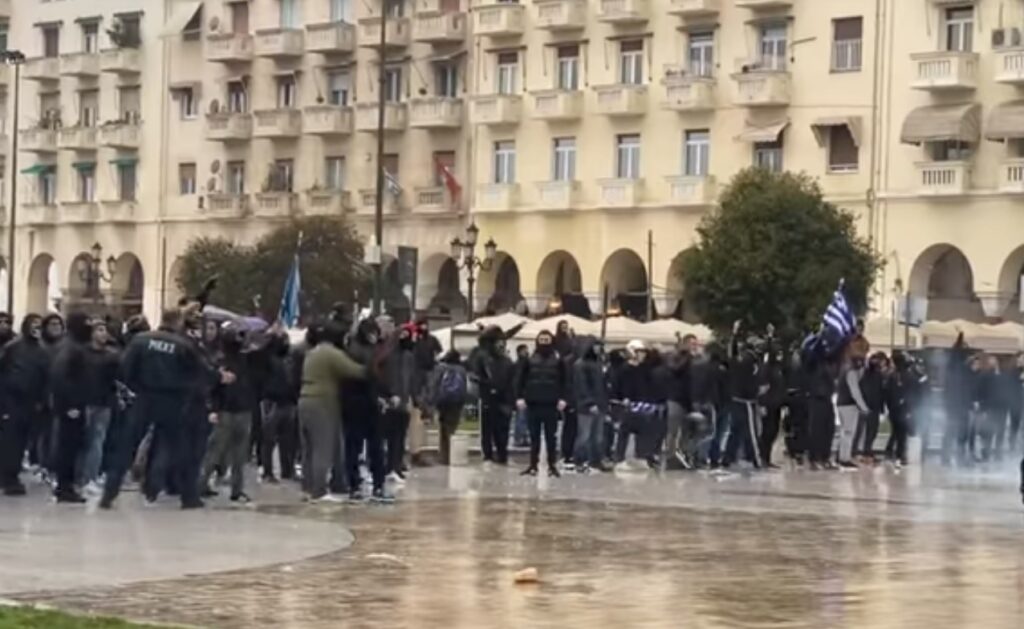 Θεσσαλονίκη: «Πρόσωπο με πρόσωπο» διαδήλωση αντιεξουσιαστών και ακροδεξιών - Μικροένταση στην Αριστοτέλους (Video) - Media