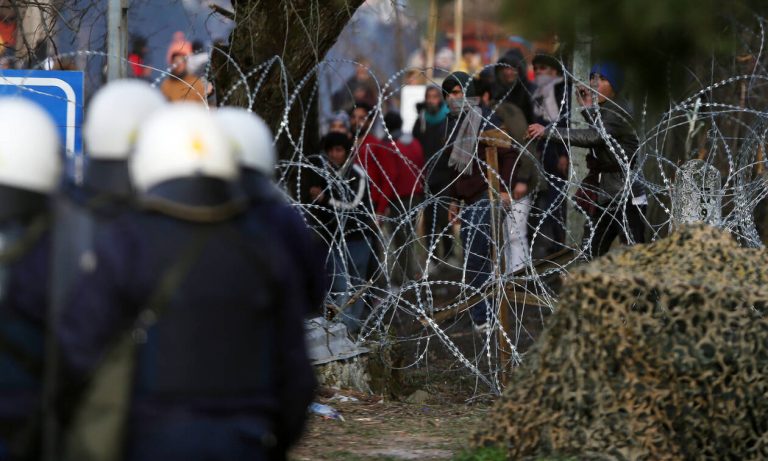 Ενισχύεται με συρματόπλεγμα ο φράχτης στα σύνορα - Media