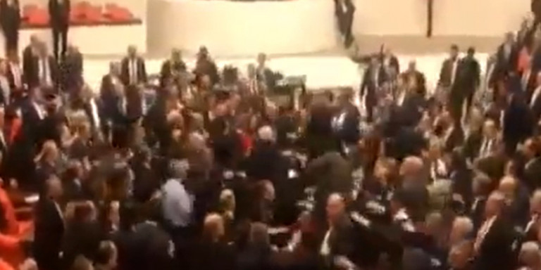 Χοντρό ξύλο στην τουρκική βουλή λόγω… Ερντογάν - Γροθιές μεταξύ βουλευτών (Video) - Media