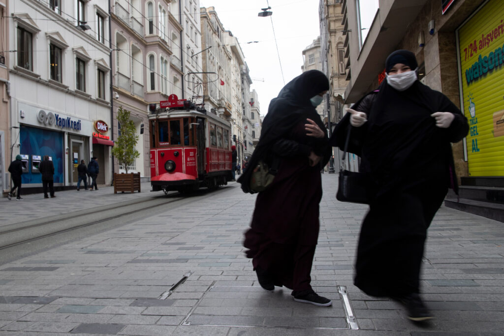 Τουρκία: Περιορίζονται οι μεταφορές - Η αντιπολίτευση ζητάει να δοθεί εντολή στον πληθυσμό να μείνει σπίτι - Media