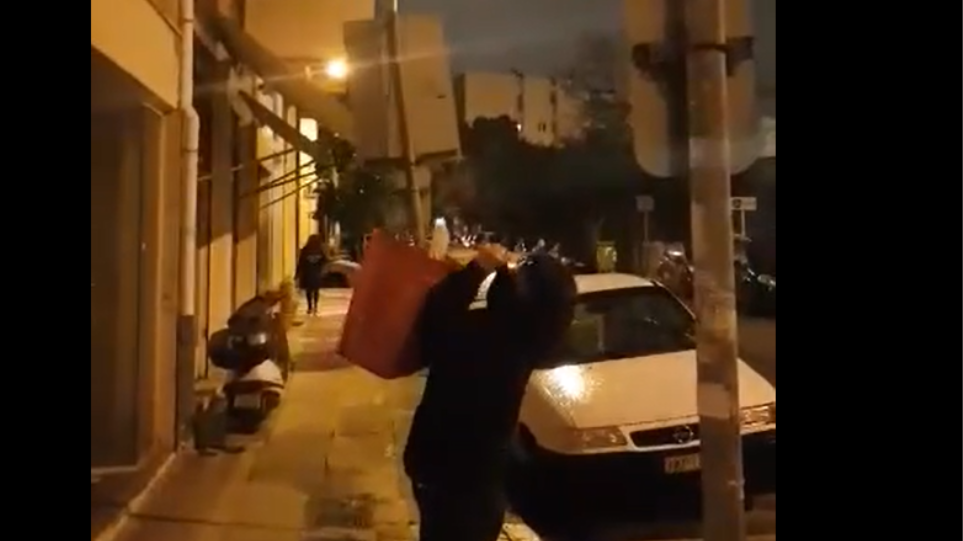 Κορωνοϊός - Καλλιθέα: Με αυτοσχέδια τροχαλία ανεβάζει τρόφιμα στην ηλικιωμένη μητέρα της (Video) - Media