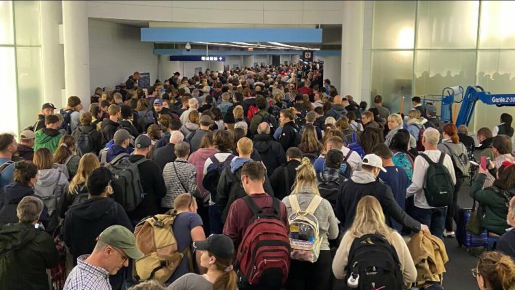 Ποια προστασία; Χάος στα αεροδρόμια των ΗΠΑ – Έως και έξι ώρες αναμονή σε συνωστισμό για να πάρεις τη βαλίτσα! (Photos/Video) - Media