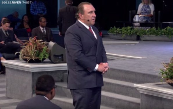 Κορωνοϊός-ΗΠΑ: Δεν γίνονται μόνο στην Ελλάδα - Σύλληψη πάστορα για τέλεση λειτουργιών με εκατοντάδες πιστούς - Media