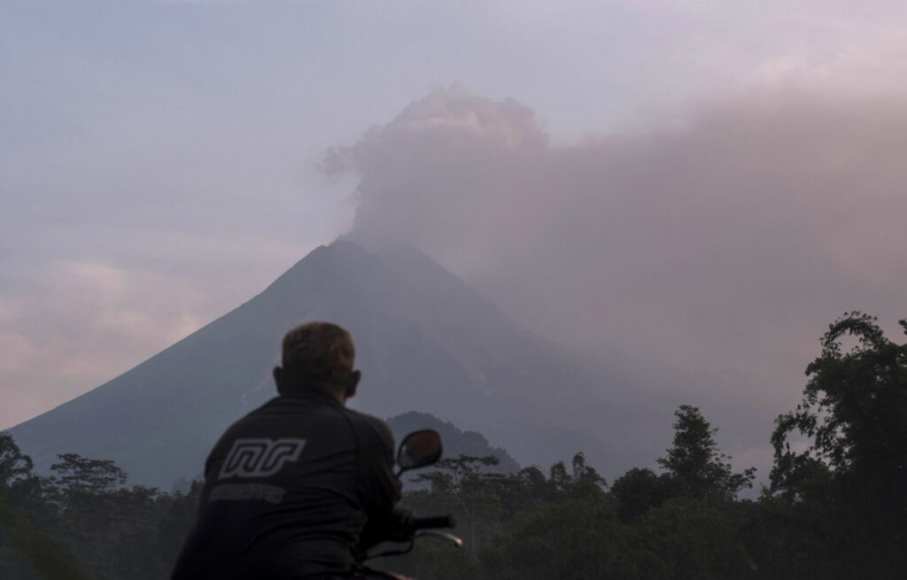 Ινδονησία: Εντυπωσιακή έκρηξη ηφαιστείου και γιγαντιαίο σύννεφο τέφρας σε ύψος 6 χλμ (Videos) - Media