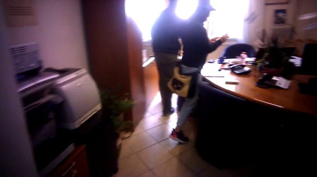 Ρουβίκωνας: Παρέμβαση για το ασφαλιστικό στο γραφείο του Γιάννη Βρούτση - Media