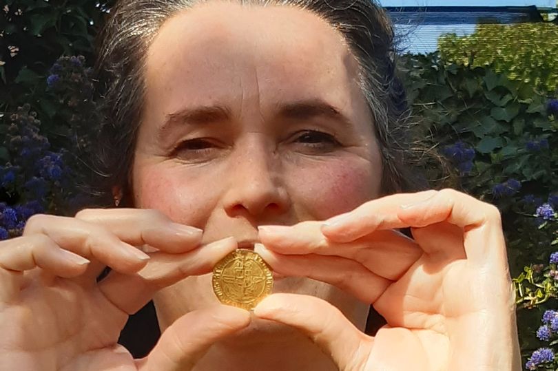 Βαριόταν στην καραντίνα και βρήκε στον κήπο της χρυσό νόμισμα 500 ετών (Photos) - Media