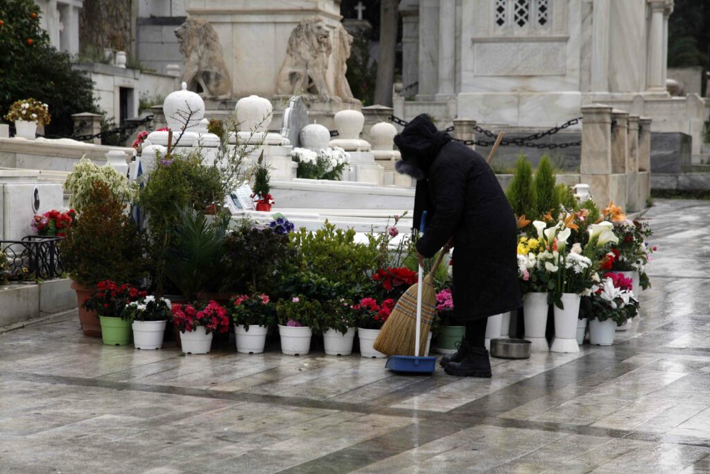 Σφραγίζονται τα νεκροταφεία ενόψει Μεγάλης Παρασκευής για να αποφευχθεί ο συνωστισμός - Media