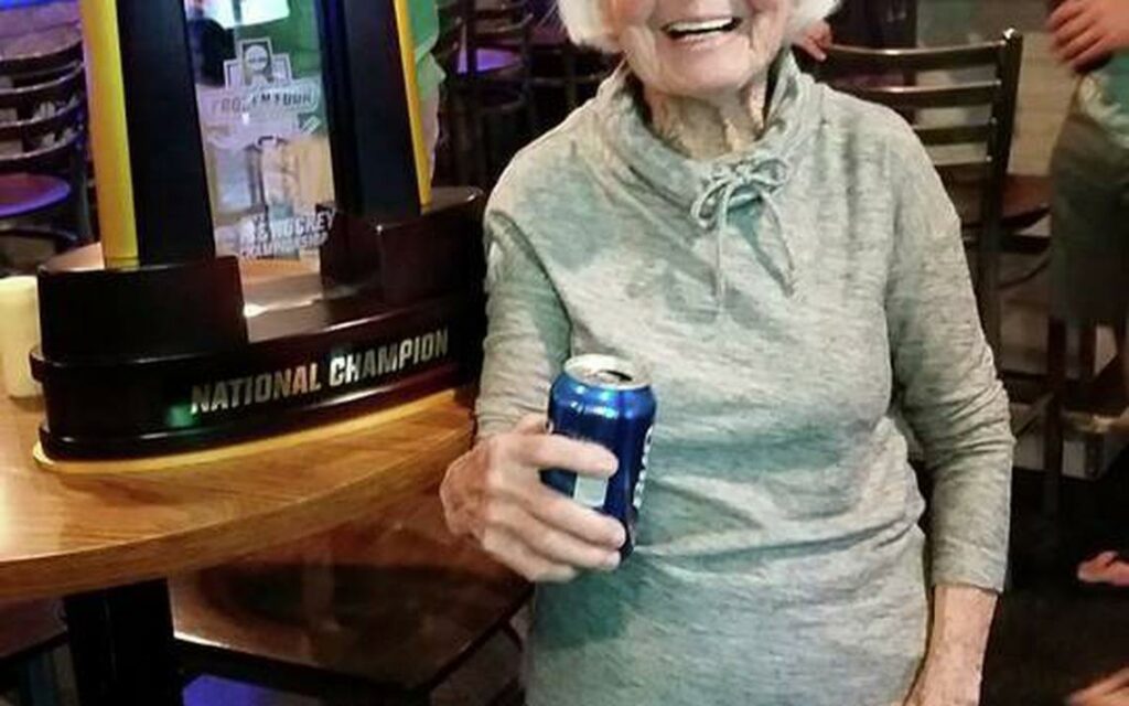 ΗΠΑ: Αξιολάτρευτη γιαγιά ξέμεινε από μπύρα στην καραντίνα-Πώς έλυσε το πρόβλημα (photos)  - Media