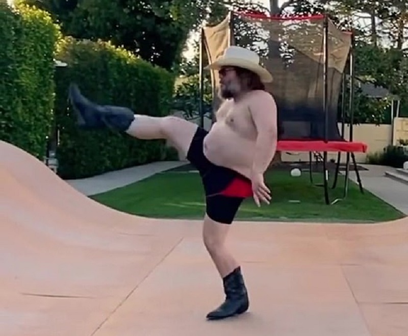 Ο Τζακ Μπλακ χορεύει ημίγυμνος στην αυλή του (Video) - Media