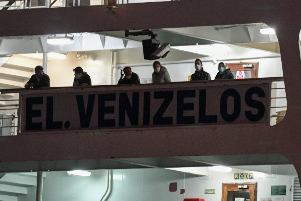 Κορωνοϊός: Η μεταφορά των 230 «αρνητικών» επιβατών από το πλοίο «Ελευθέριος Βενιζέλος» (Photos) - Media