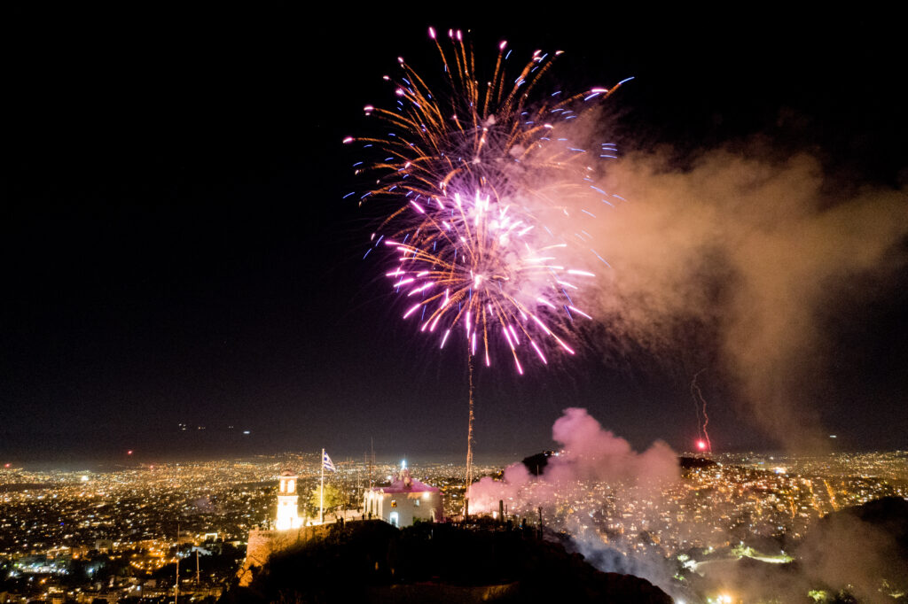 Ένα Πάσχα διαφορετικό από τα άλλα – Σε καναπέδες και μπαλκόνια - Media