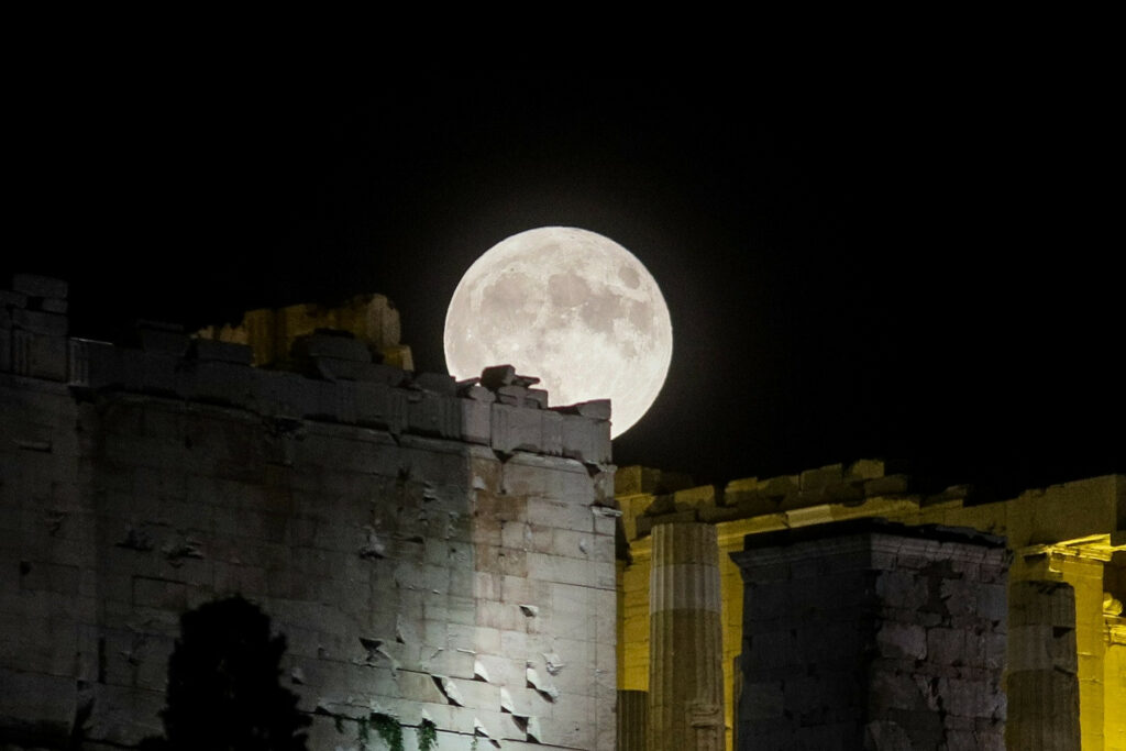 Απόψε το μεγαλύτερο φεγγάρι του 2020 - Η υπερπανσέληνος - Media