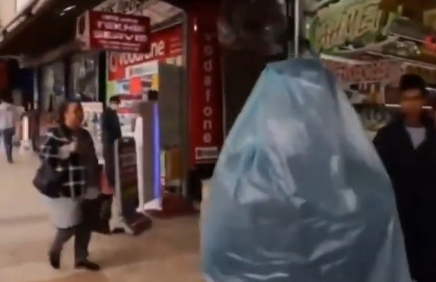 Κορωνοϊός: Παράνοια - Αντί για μάσκα φόρεσε... σακούλα σκουπιδιών (Video) - Media