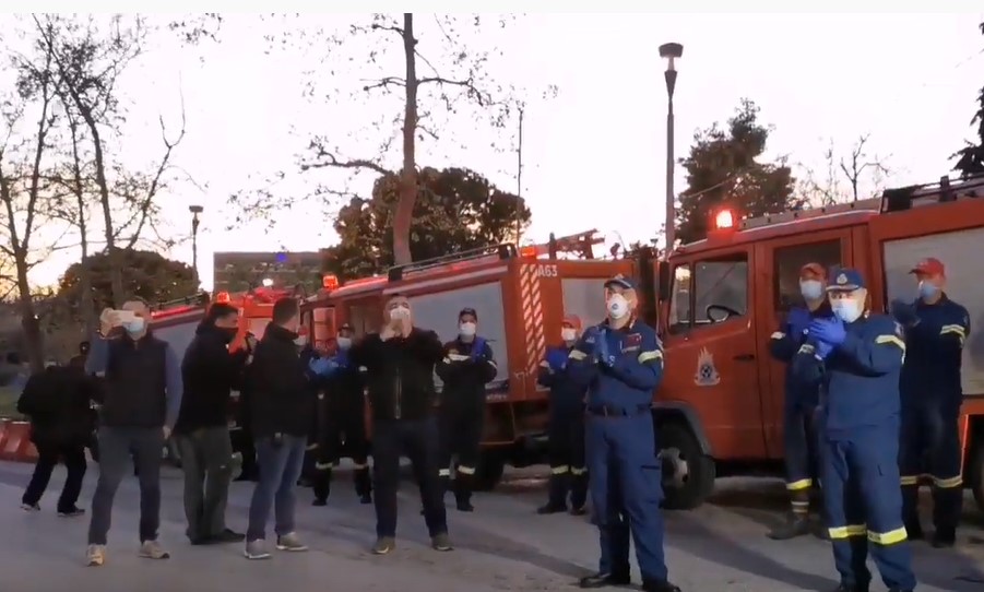 Ανατριχίλα: Πυροσβέστες αποτείουν φόρο τιμής στους γιατρούς και το νοσηλευτικό προσωπικό (Video) - Media