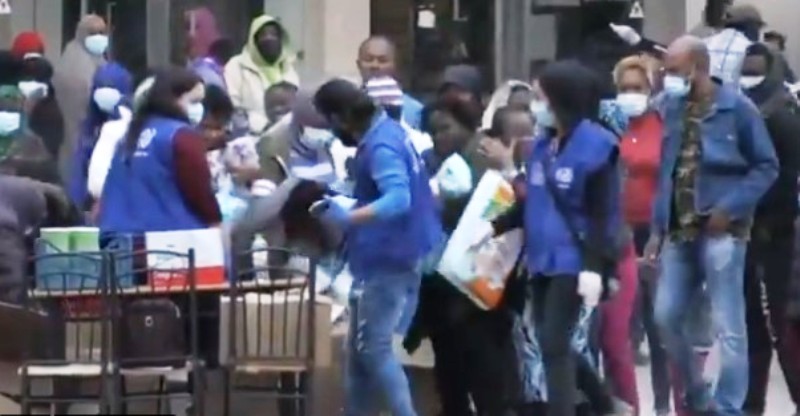 Εικόνες ντροπής στο Κρανίδι: Μετανάστες ποδοπατιούνται για μια σακούλα φαγητό (Video) - Media