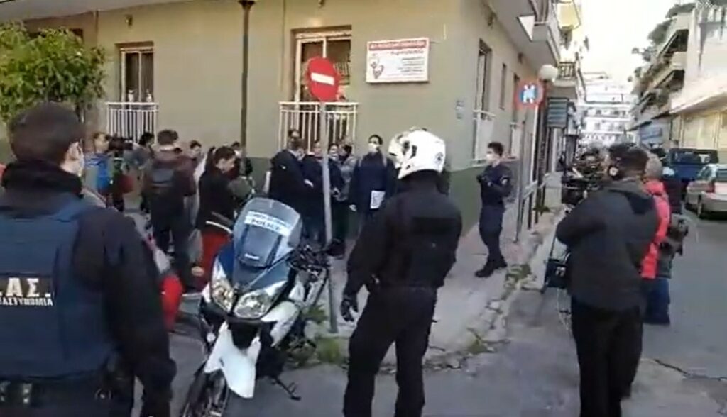 Ενταση μεταξύ εργαζομένων ιδιωτικών κλινικών και αστυνομικών έξω από τη κλινική «Ταξιάρχαι» (Video) - Media