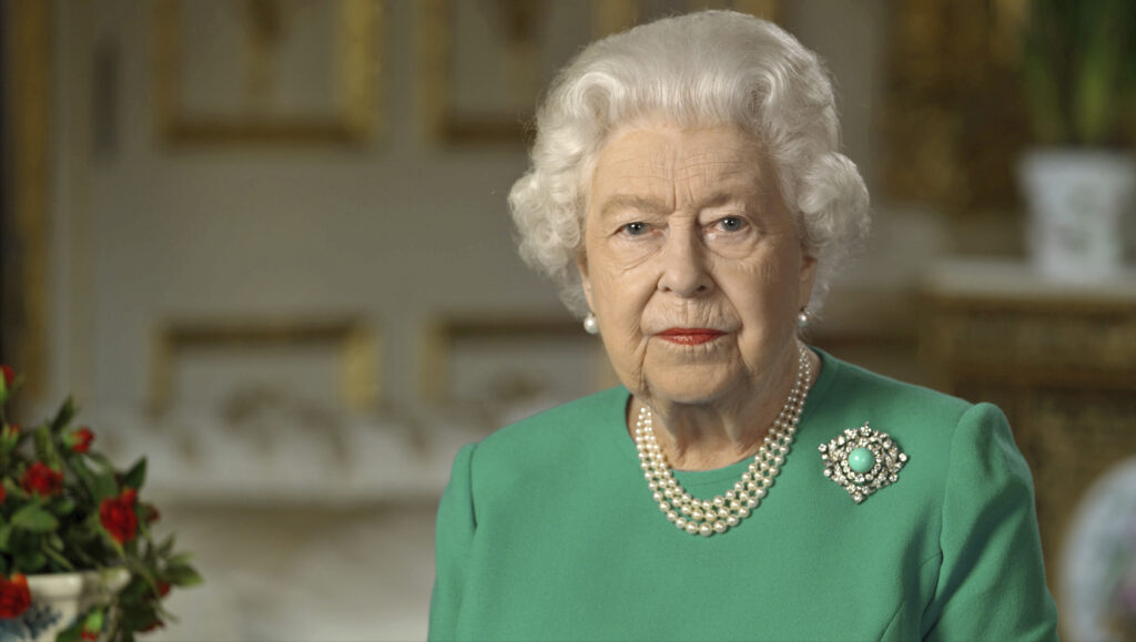 H βασίλισσα Ελισάβετ κάνει τραμπάλα και χορεύει – Σπάνιο βίντεο για τα γενέθλιά της - Media