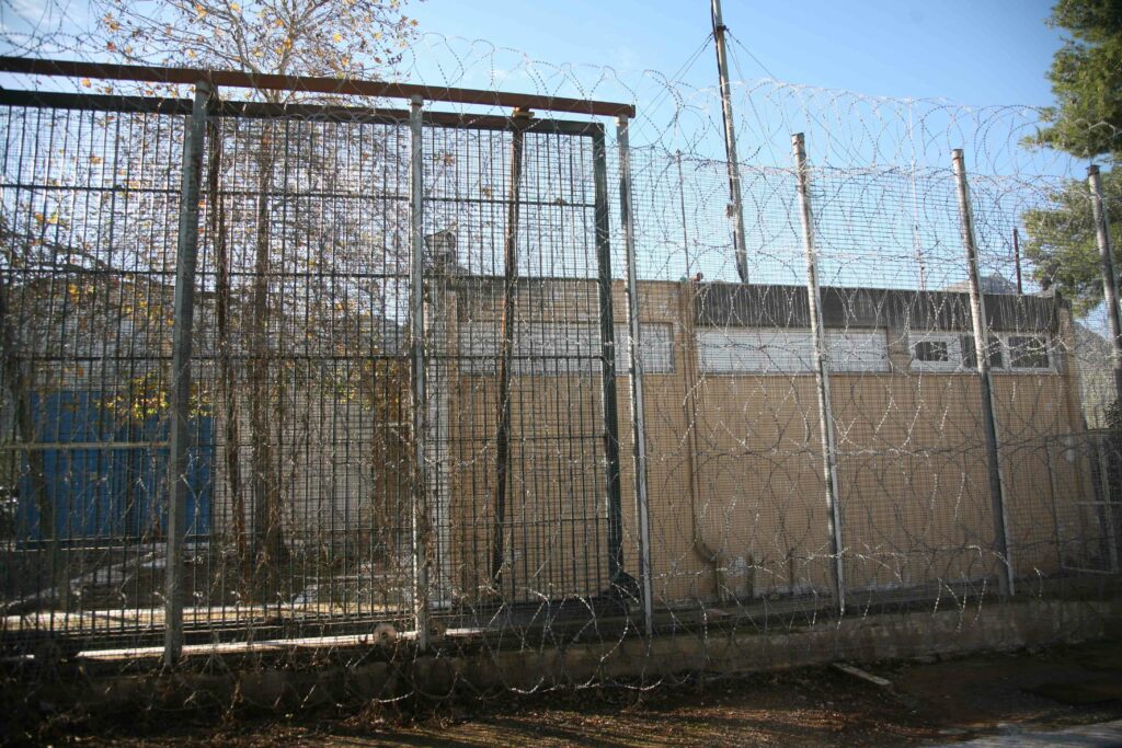 Κορωνοϊός: Δραματική έκκληση του καθηγητή Π. Δαμιανού σε Τσιόδρα για τους ανήλικους κρατουμένους Αυλώνα  - Media
