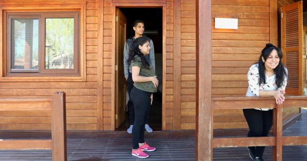 Ισπανία: Ιδιοκτήτης ξενοδοχείου προσέφερε καταφύγιο σε 12 οικογένειες προσφύγων και αστέγων  - Media