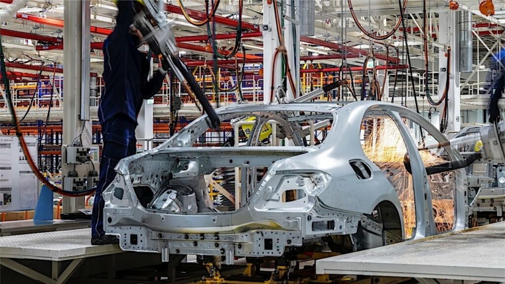 Αυτοκίνητα ξεκινούν να βγαίνουν ξανά από την γραμμή παραγωγής της Daimler - Media