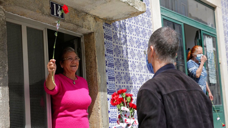 Πορτογαλία: Τίμησαν την επέτειο της Επανάστασης των Γαριφάλων από τα μπαλκόνια τους - Media