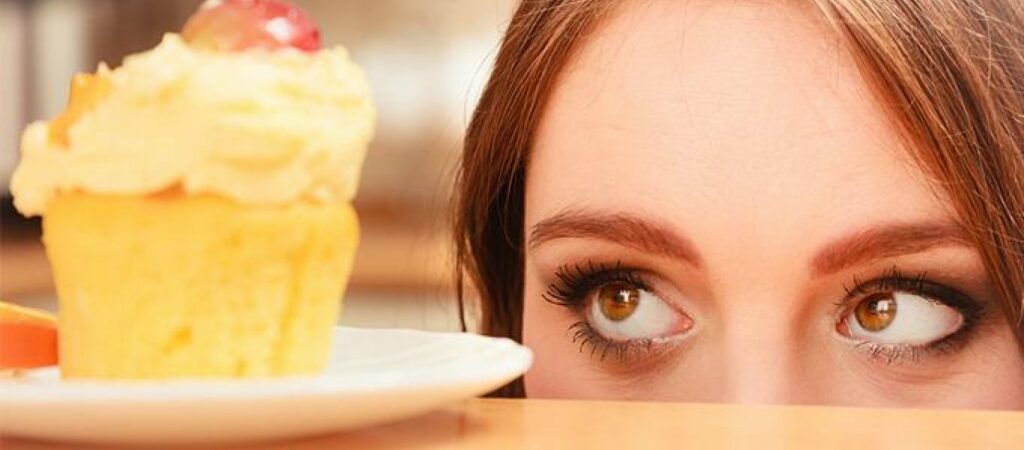 Εθισμός στο φαγητό: Με ποια συμπτώματα εκδηλώνεται – Ποιες είναι οι πιο εθιστικές τροφές - Media