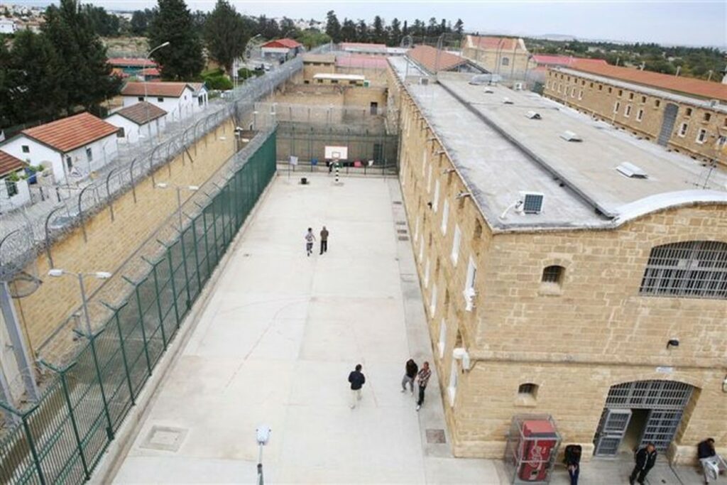 Κύπρος:  Αποφυλακίζονται αλλά ζητούν να μείνουν στο κελί - Δεν έχουν κάποιον να τους παραλάβει, χώρο διαμονής, πού να κοιμηθούν  - Media