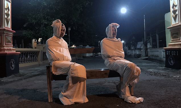 Κορωνοϊός: Ντύνονται φαντάσματα και περιφέρονται στους δρόμους για να κρατήσουν το βράδυ μέσα, τους προληπτικούς κατοίκους   - Media