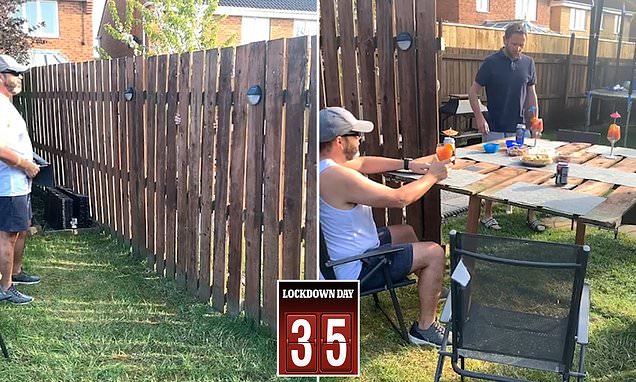 Τι σκαρφίστηκαν: Δυο φίλοι και γείτονες έκαναν τον φράχτη του, τραπέζι για να πίνουν μπύρες αφού η παμπ είναι κλειστή λογω κορωνοϊού - Media