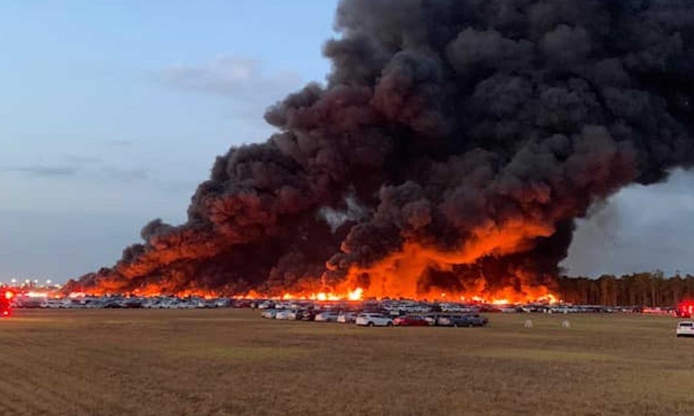 ΗΠΑ: Μεγάλη φωτιά κατέστρεψε 3.500 αυτοκίνητα ενοικίασης (Videos) - Media