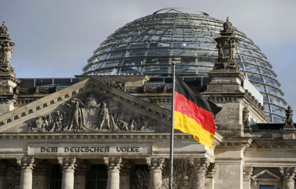 «Ρωγμές» στο γερμανικό «τείχος»: Υπέρ των ευρωομολόγων Σρέντερ - πρωθυπουργός Βάδης-Βυρτεμβέργης - Media