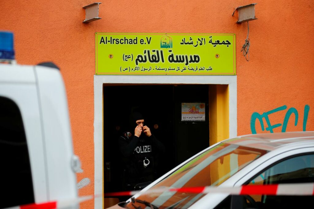 H Γερμανία χαρακτήρισε τρομοκρατική οργάνωση τη Χεζμπολάχ - Επιδρομές σε τέσσερα τεμένη στη Βόρεια Ρηνανία  - Media
