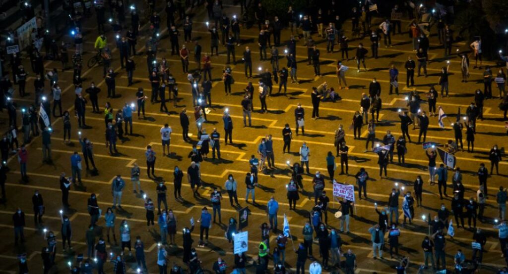 Χιλιάδες άνθρωποι στους δρόμους του Τελ Αβιβ - Διαδήλωσαν κρατώντας αποστάσεις - Media