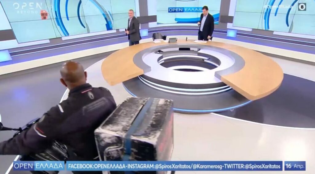 Ντελιβεράς μπήκε με το μηχανάκι στο πλατό του Open TV (Video) - Media