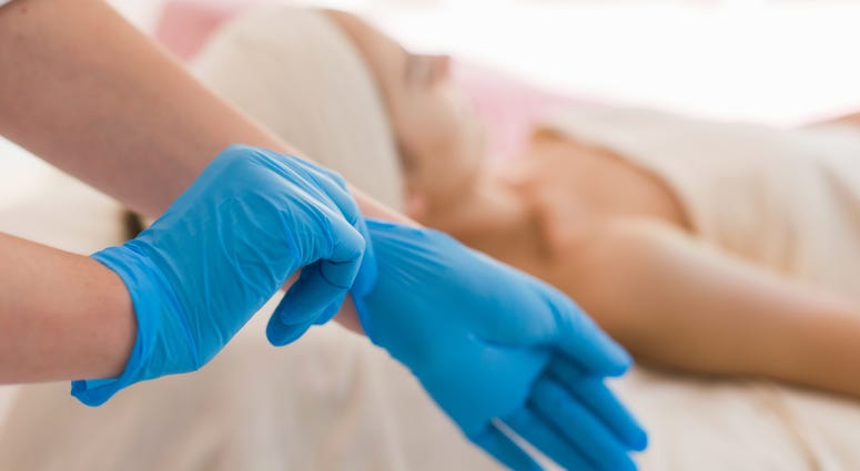 Κορωνοϊός: Ανάλυση-σοκ από νοσοκόμα - Μπορούμε να κολλήσουμε ακόμα κι αν φοράμε γάντια (Video) - Media