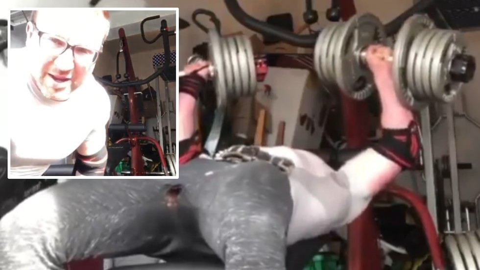 Κορωνοϊός-γυμναστική στο σπίτι: Πήγε να σηκώσει βαράκια και του έπεσαν στα... μούτρα! (Video) - Media