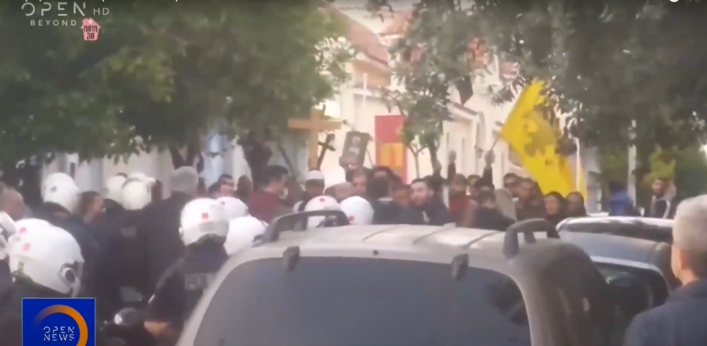 Ένταση με ακραίους έξω από εκκλησία στον Κορυδαλλό - Ήθελαν να εισβάλλουν, ισχυρές αστυνομικές δυνάμεις στο σημείο - 18 προσαγωγές (Video) - Media