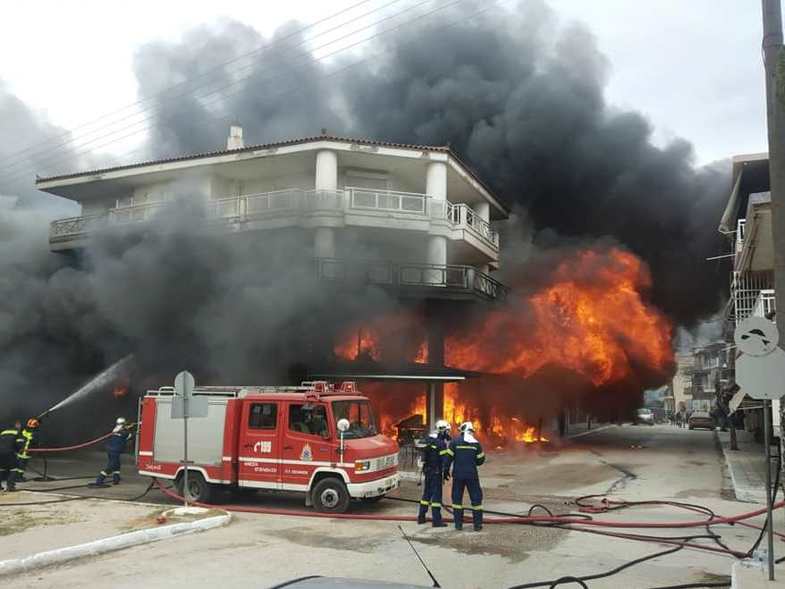 Ηλεία: Καταστράφηκε σούπερ μάρκετ, κινδύνευσαν σπίτια από φωτιά (photos) - Media
