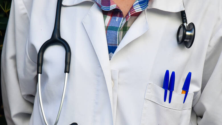 ΙΣΑ: Γιατρός θετικός στον κορωνοϊό αρνείται να σταματήσει να εξετάζει ασθενείς στο ιατρείο του - Media