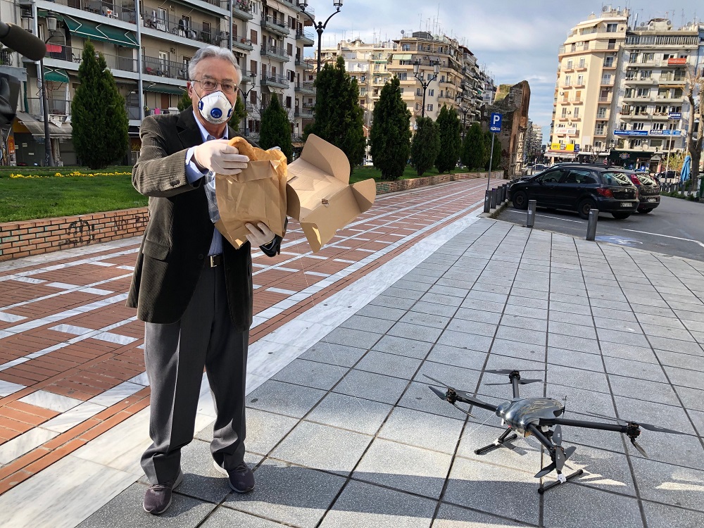Τρόφιμα με drone σε ευπαθείς ομάδες στη Θεσσαλονίκη - Media