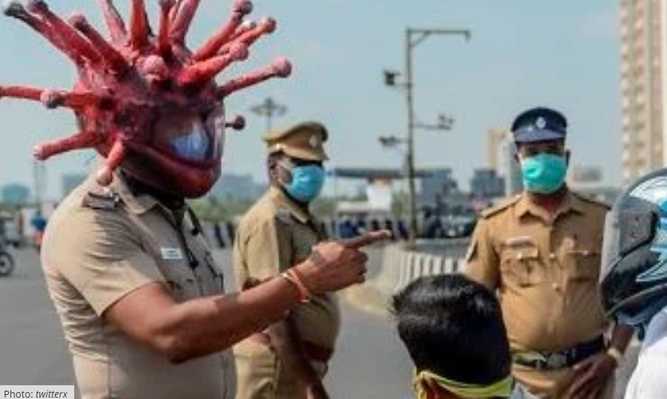 Ινδία: Ευφάνταστες αστυνομικός ντύθηκε... κορωνοϊός για να επιβάλει περιορισμό των μετακινήσεων! (Photos/Video) - Media