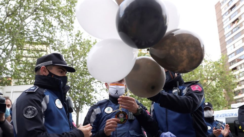 Ισπανία: Χειροκροτήματα για τους γιατρούς στις ΜΕΘ (Photos) - Media